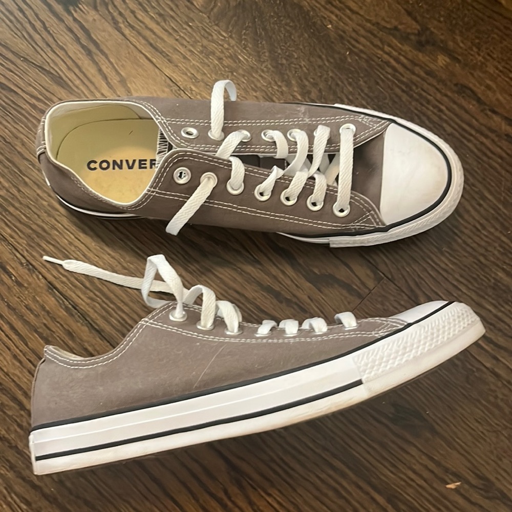 Grey/brown low top all star converse size: 11 women’s